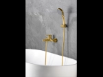Robinet de baignoire avec douche à main. Le robinet est composé d'un corps principal en laiton dotés d'une finition or brossé, offrant un aspect élégant et moderne. GARANTIE 5 ANS, LIVRAISON OFFERTE 5 à 6 Jours